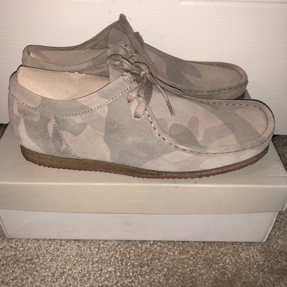 clarks wallabee run grey